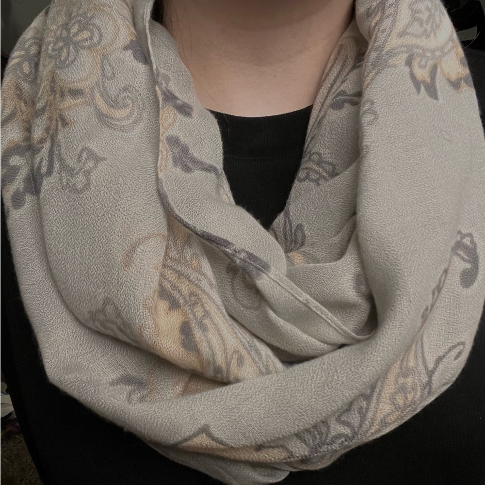 Elegant Gray Paisley Scarf